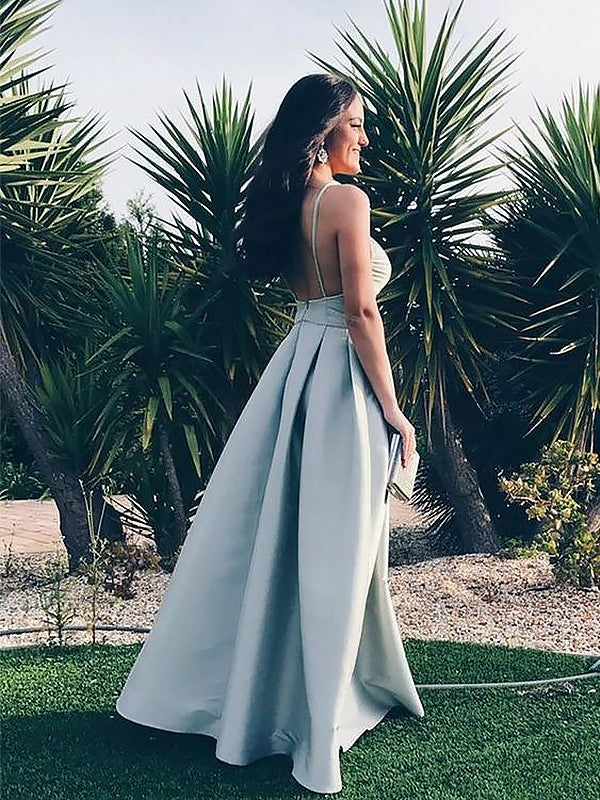 Vestidos de satén con tirantes finos, sin mangas, hasta el suelo y volantes